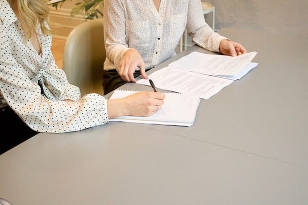 Les possibilités offertes par un notaire: délégation de puissance publique, authentification des actes et contrats, conseils aux entreprises, expatriation